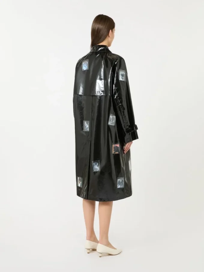 Casaco midi tipo trench em gabardina com efeito vinil, preto