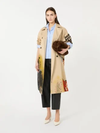 Casaco trench em gabardine estampada repelente à água, com acabamento em pele Casaco trench em gabardine estampada repelente à água, com acabamento em pele