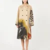 Casaco trench em gabardine estampada repelente à água, com acabamento em pele Casaco trench em gabardine estampada repelente à água, com acabamento em pele