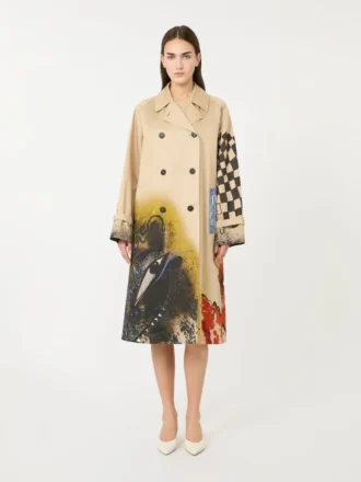Casaco trench em gabardine estampada repelente à água, com acabamento em pele Casaco trench em gabardine estampada repelente à água, com acabamento em pele