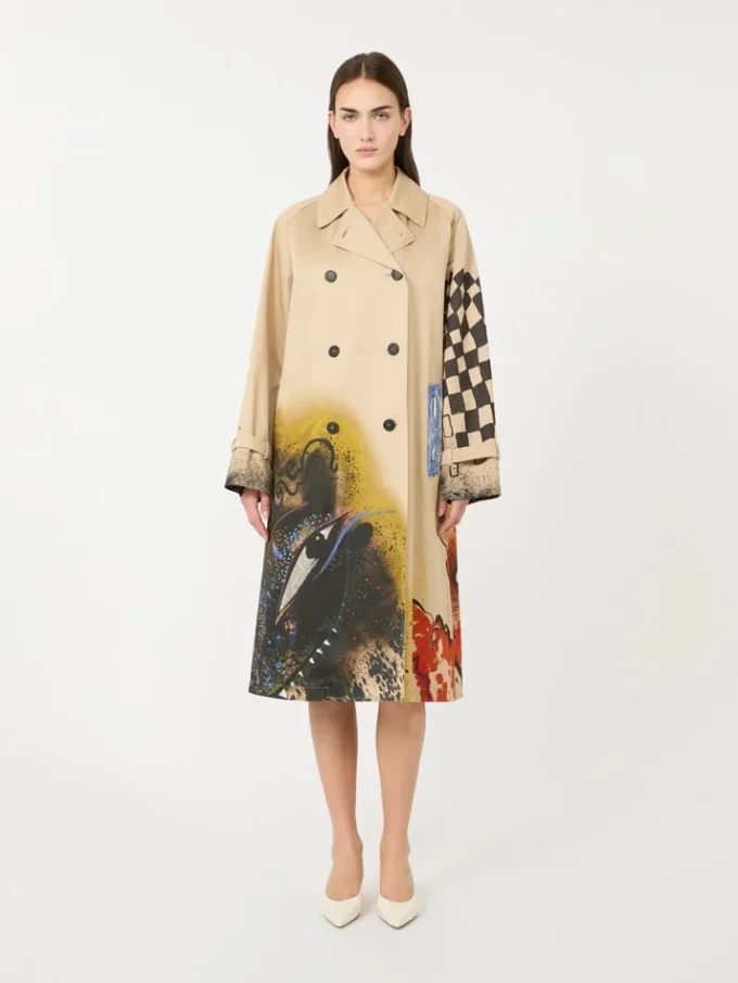 Casaco trench em gabardine estampada repelente à água, com acabamento em pele Casaco trench em gabardine estampada repelente à água, com acabamento em pele
