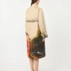 Casaco trench em gabardine estampada repelente à água, com acabamento em pele Casaco trench em gabardine estampada repelente à água, com acabamento em pele