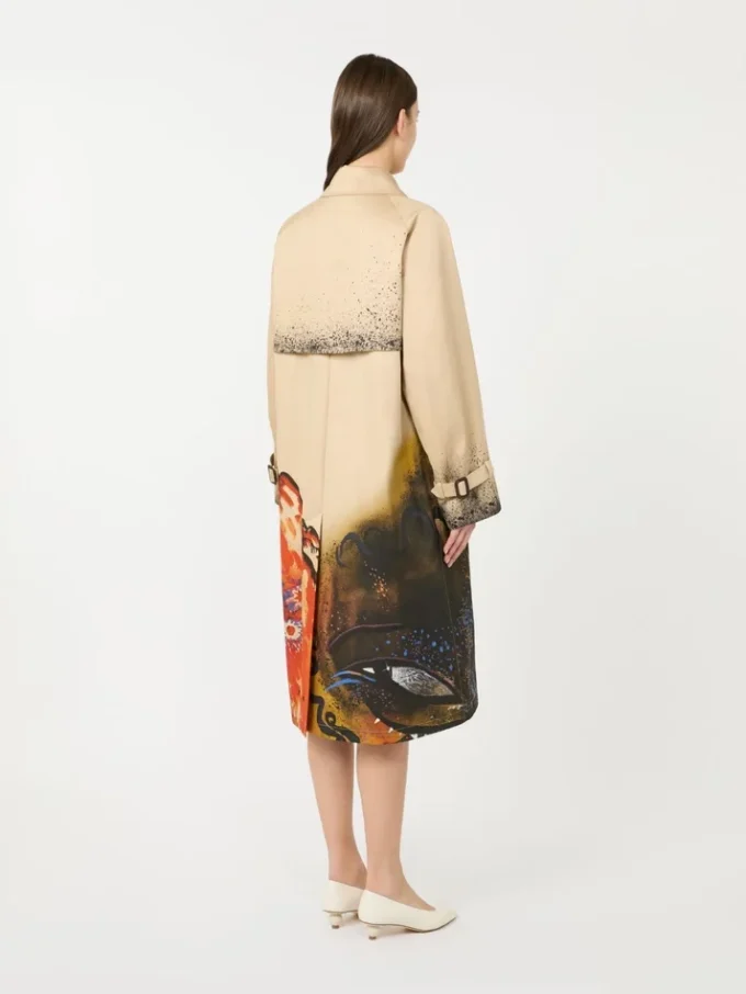 Casaco trench em gabardine estampada repelente à água, com acabamento em pele Casaco trench em gabardine estampada repelente à água, com acabamento em pele
