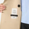 Casaco trench em gabardine estampada repelente à água, com acabamento em pele Casaco trench em gabardine estampada repelente à água, com acabamento em pele