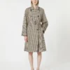 Casaco trench em sarja estampado e repelente à água, cor café Casaco trench em sarja estampado e repelente à água, cor café