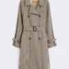 Casaco trench em sarja estampado e repelente à água, cor café Casaco trench em sarja estampado e repelente à água, cor café