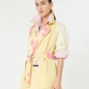 Casaco trench midi em gabardine estampada e repelente à água, amarelo