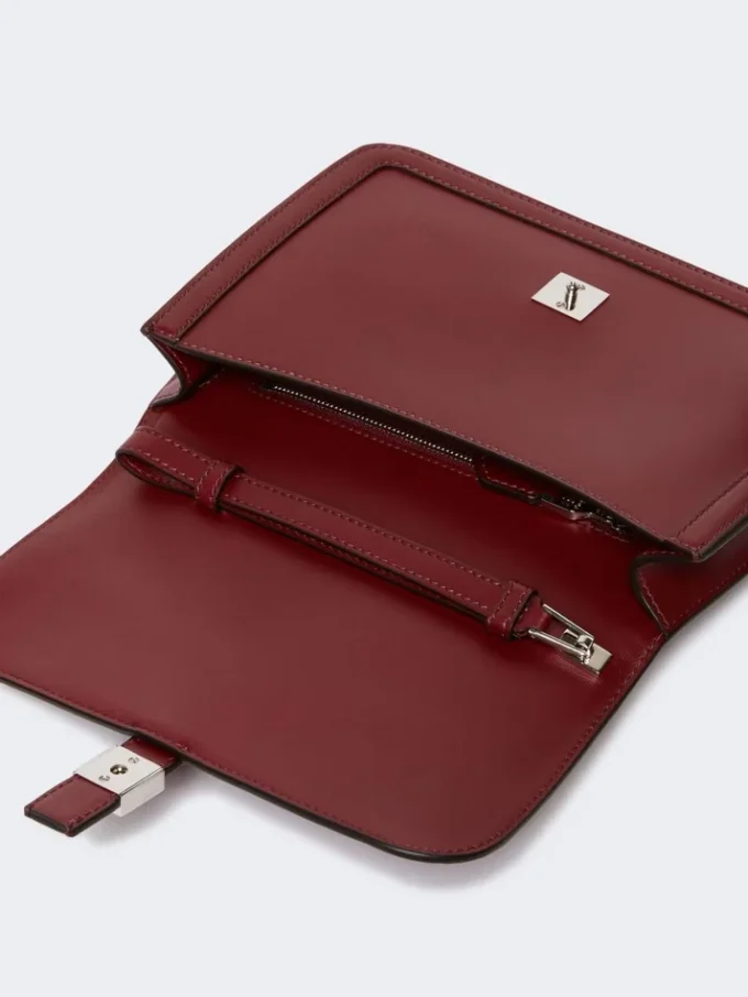 Clutch em pele lisa, cor bordô Clutch em pele lisa, cor bordô