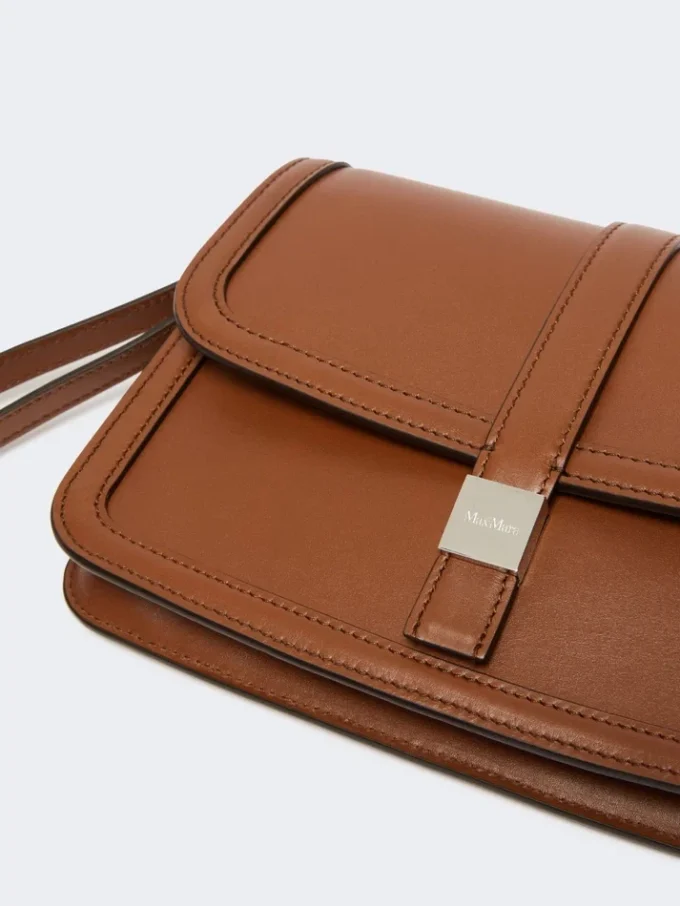 Clutch em pele lisa, cor tabaco