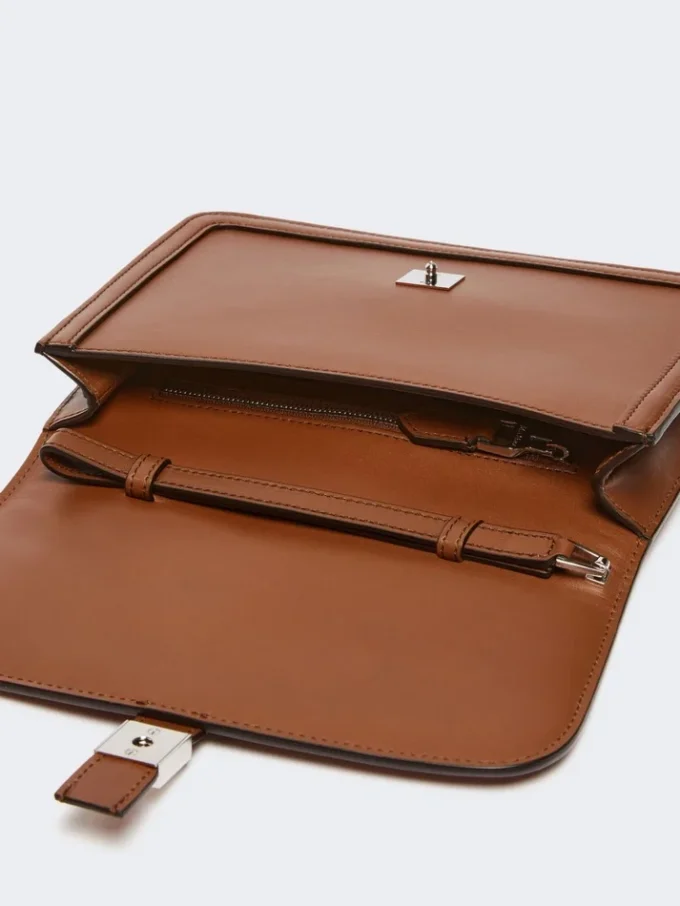 Clutch em pele lisa, cor tabaco