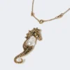 Colar metálico com pendente em forma de alfinete, dourado Colar metálico com pendente em forma de alfinete, dourado
