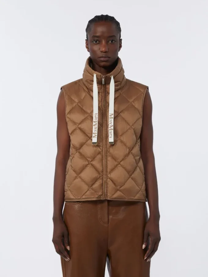 Colete acolchoado em lona de nylon repelente à água, cor caramelo Colete acolchoado em lona de nylon repelente à água, cor caramelo