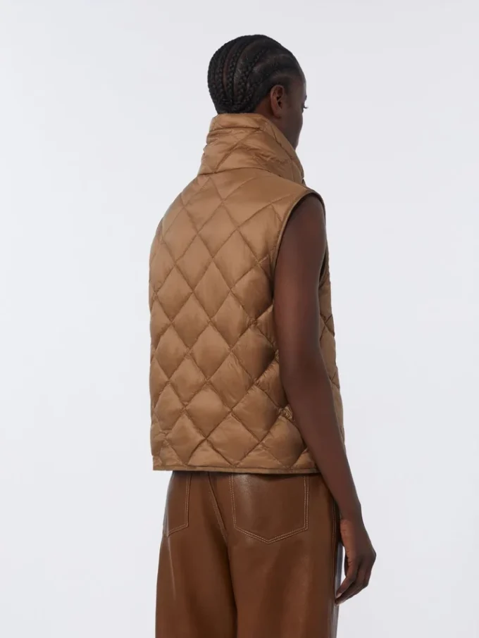 Colete acolchoado em lona de nylon repelente à água, cor caramelo Colete acolchoado em lona de nylon repelente à água, cor caramelo