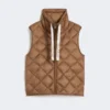Colete acolchoado em lona de nylon repelente à água, cor caramelo Colete acolchoado em lona de nylon repelente à água, cor caramelo