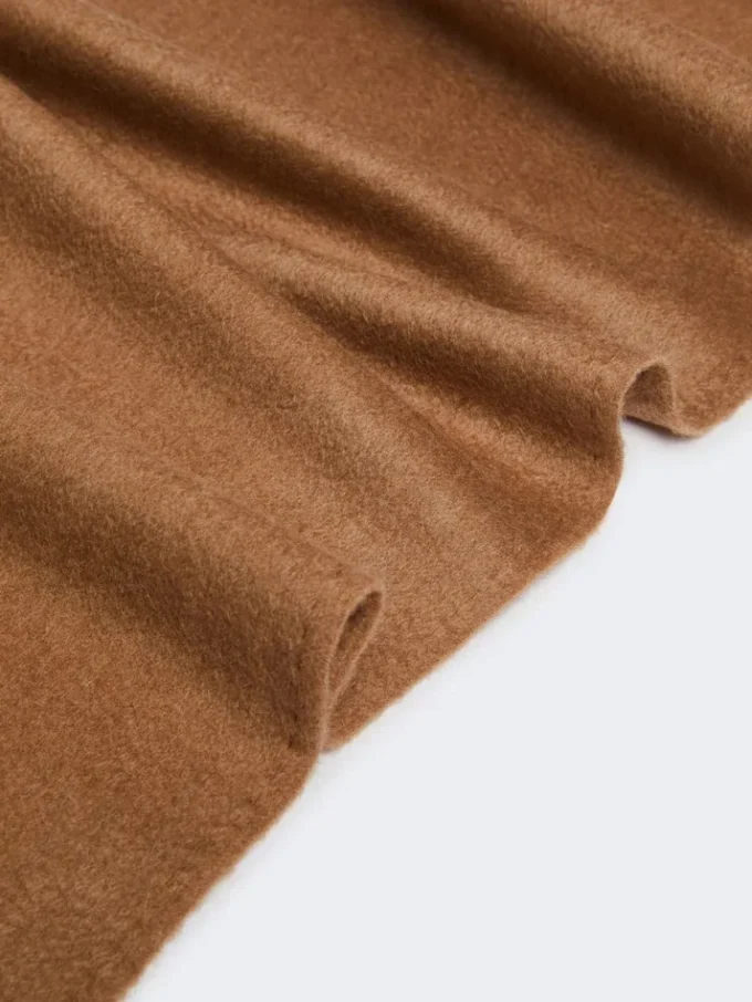 Estola em camelo com monograma bordado, camelo