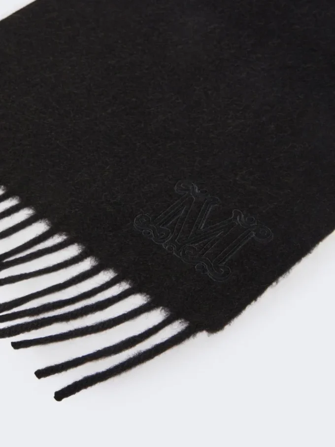 Estola em camelo com monograma bordado, preta Estola em camelo com monograma bordado, preta
