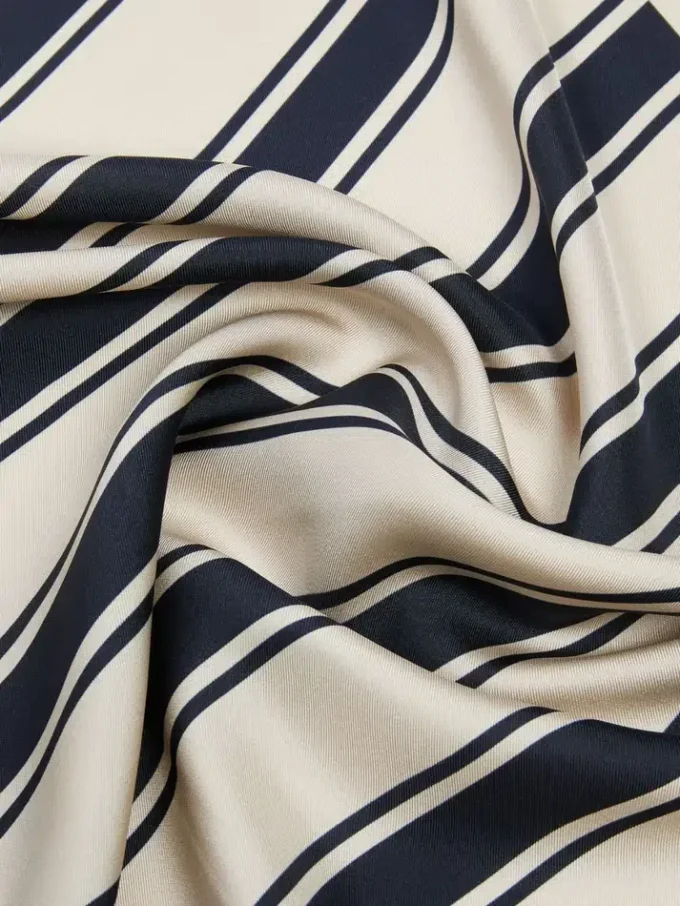Foulard de seda estampado, ultramarino Foulard de seda estampado, ultramarino