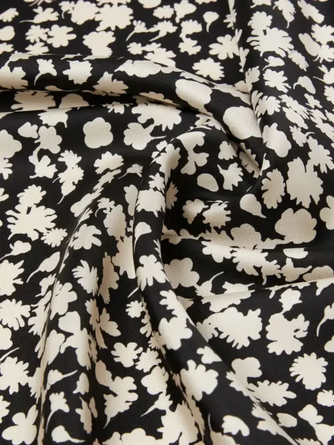 Foulard em sarja de seda estampada, preto