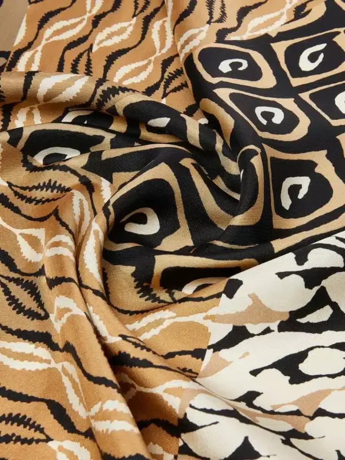 Lenço oversized de seda estampado, bege Lenço oversized de seda estampado, bege