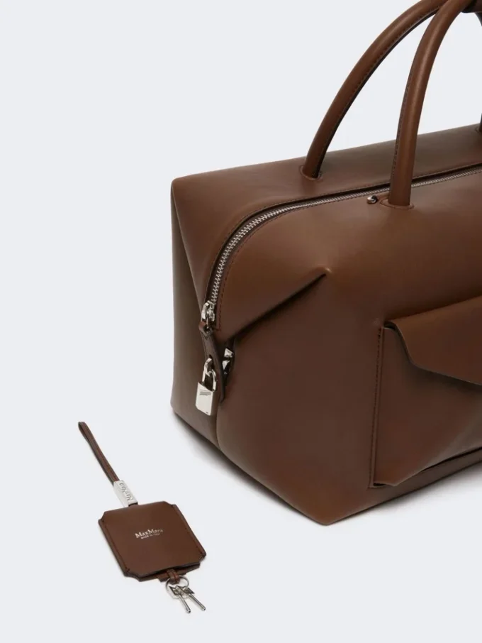 Mala Boston grande em pele com bolsos, castanha Mala Boston grande em pele com bolsos, castanha