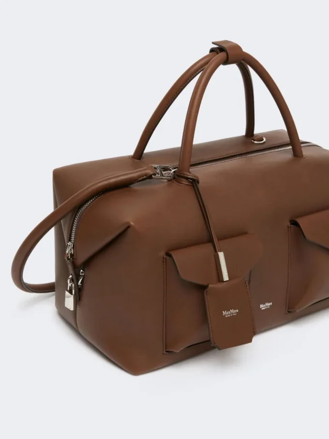 Mala Boston grande em pele com bolsos, castanha Mala Boston grande em pele com bolsos, castanha