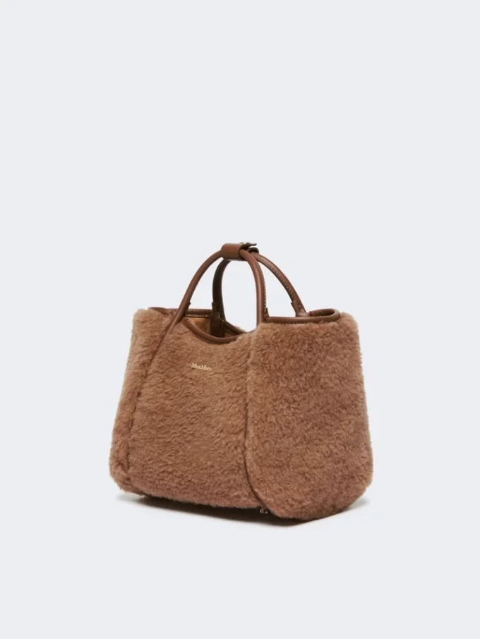 Mala marinha extra pequena em tecido teddy, cor camelo Mala marinha extra pequena em tecido teddy, cor camelo