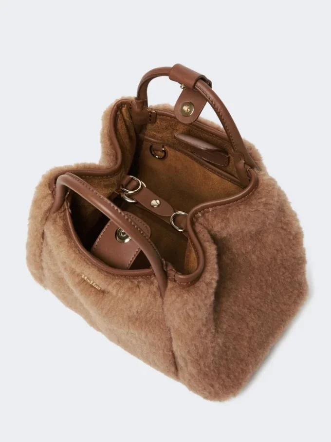 Mala marinha extra pequena em tecido teddy, cor camelo Mala marinha extra pequena em tecido teddy, cor camelo
