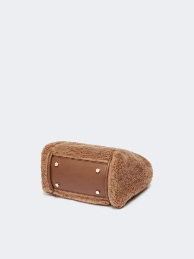 Mala marinha extra pequena em tecido teddy, cor camelo Mala marinha extra pequena em tecido teddy, cor camelo