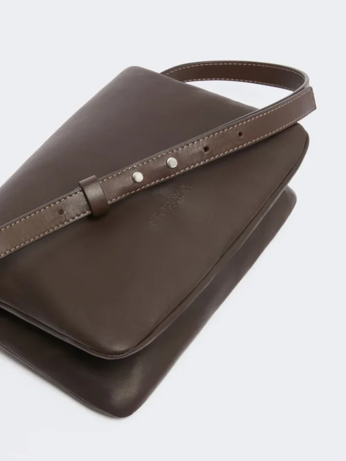 Mini bolsa Soffy em pele napa acolchoada, cor cacau Mini bolsa Soffy em pele napa acolchoada, cor cacau