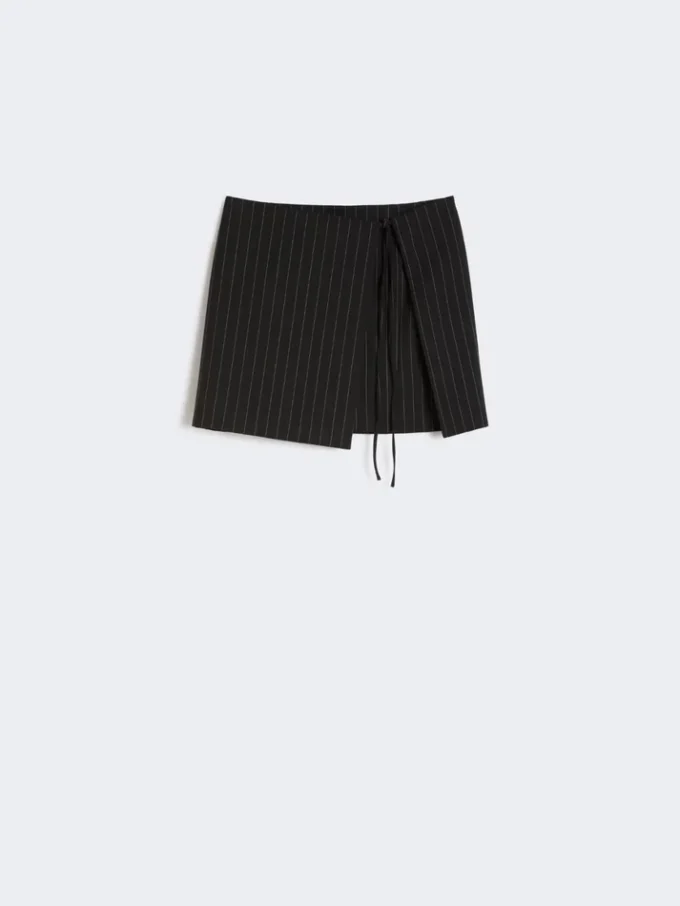 Mini-saia em gabardine às riscas, preta Mini-saia em gabardine às riscas, preta