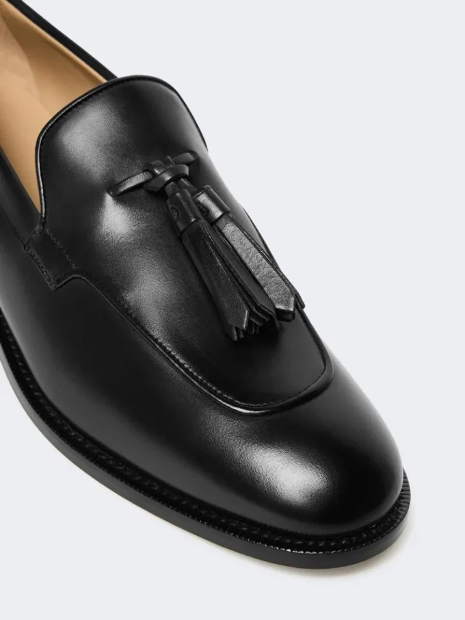 Mocassins de couro com borlas, pretos