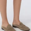 Mules em camurça, cor lama Mules em camurça, cor lama