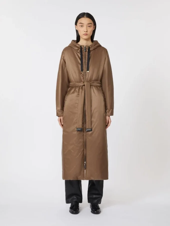Parka comprida acolchoada em lona repelente à água, cor tabaco Parka comprida acolchoada em lona repelente à água, cor tabaco