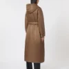 Parka comprida acolchoada em lona repelente à água, cor tabaco Parka comprida acolchoada em lona repelente à água, cor tabaco