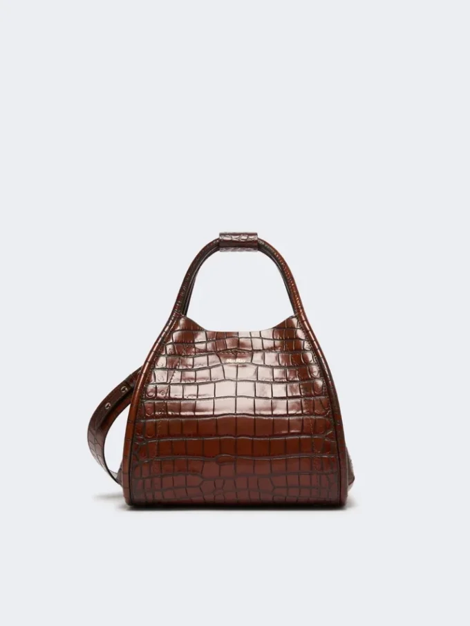 Pequena bolsa marinha em pele com padrão de crocodilo, castanha