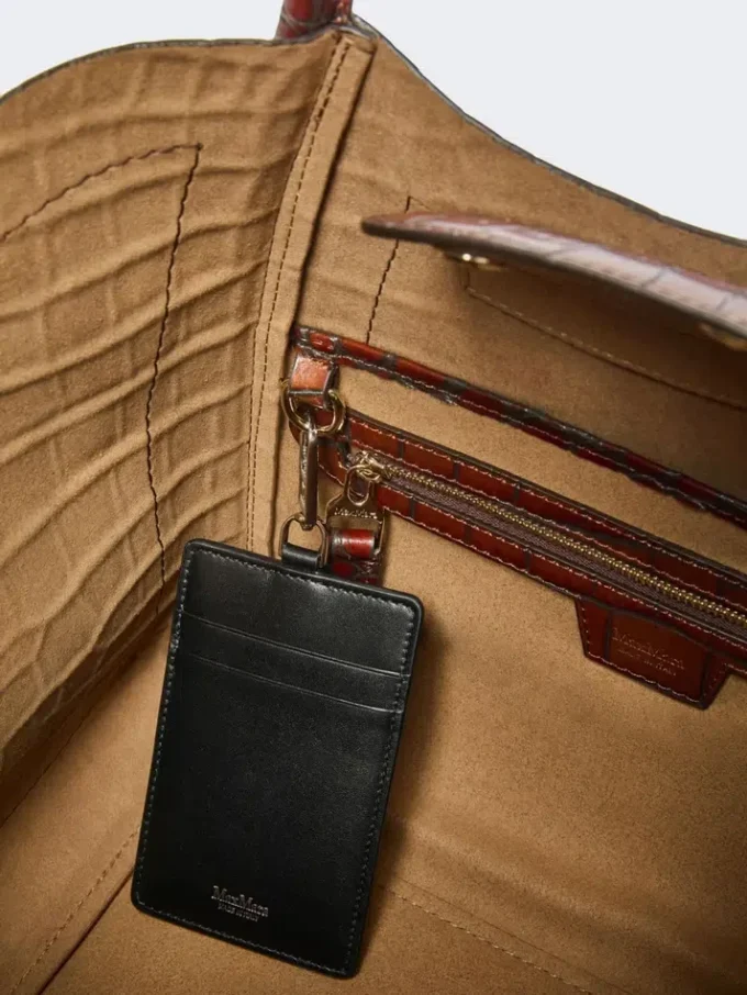Pequena bolsa marinha em pele com padrão de crocodilo, castanha