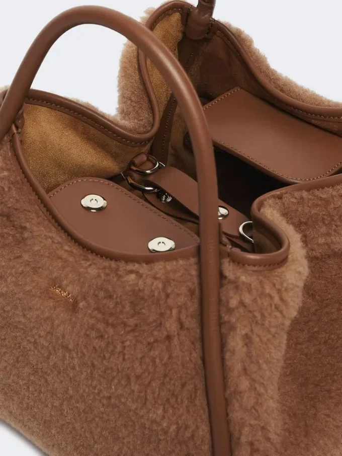 Pequena bolsa marinha em tecido teddy, cor camelo