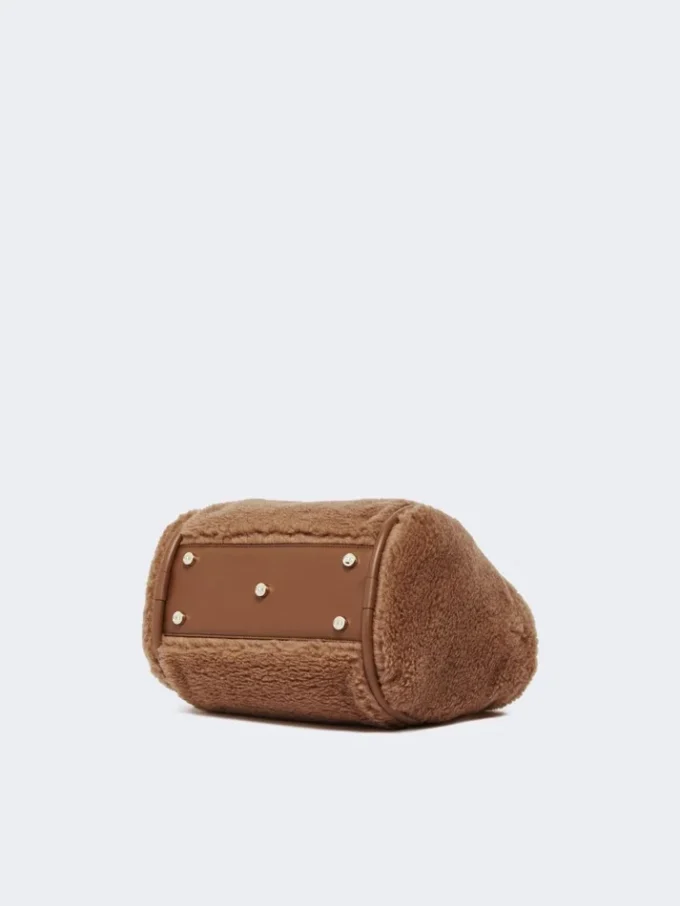 Pequena bolsa marinha em tecido teddy, cor camelo