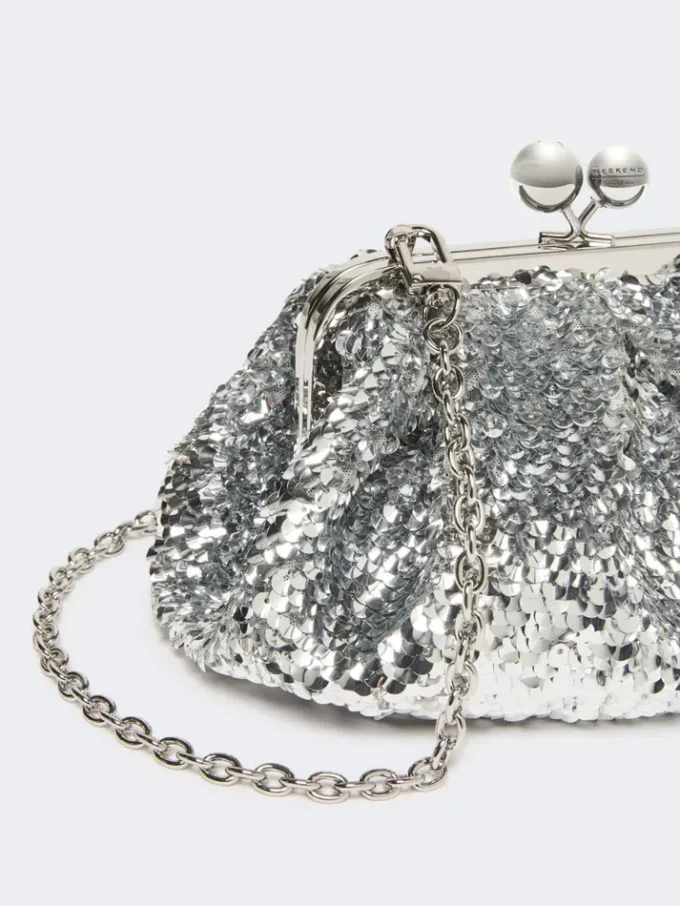 Pequena bolsa Pasticcino em cetim adornada com lantejoulas, prateada