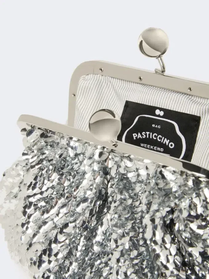 Pequena bolsa Pasticcino em cetim adornada com lantejoulas, prateada