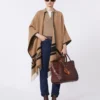 Poncho em lã jacquard, cor camelo Poncho em lã jacquard, cor camelo