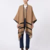 Poncho em lã jacquard, cor camelo Poncho em lã jacquard, cor camelo