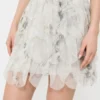 Saia curta com pétalas em organza estampada, cinzento pérola