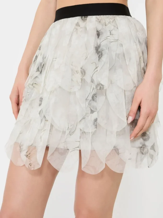 Saia curta com pétalas em organza estampada, cinzento pérola