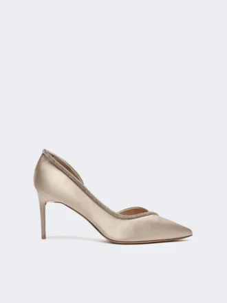 Sapatos de salto alto em cetim adornados com cristais, cor nude