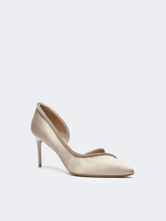 Sapatos de salto alto em cetim adornados com cristais, cor nude