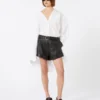 Sobretudo com detalhes plissados, branco óptico Sobretudo com detalhes plissados, branco óptico