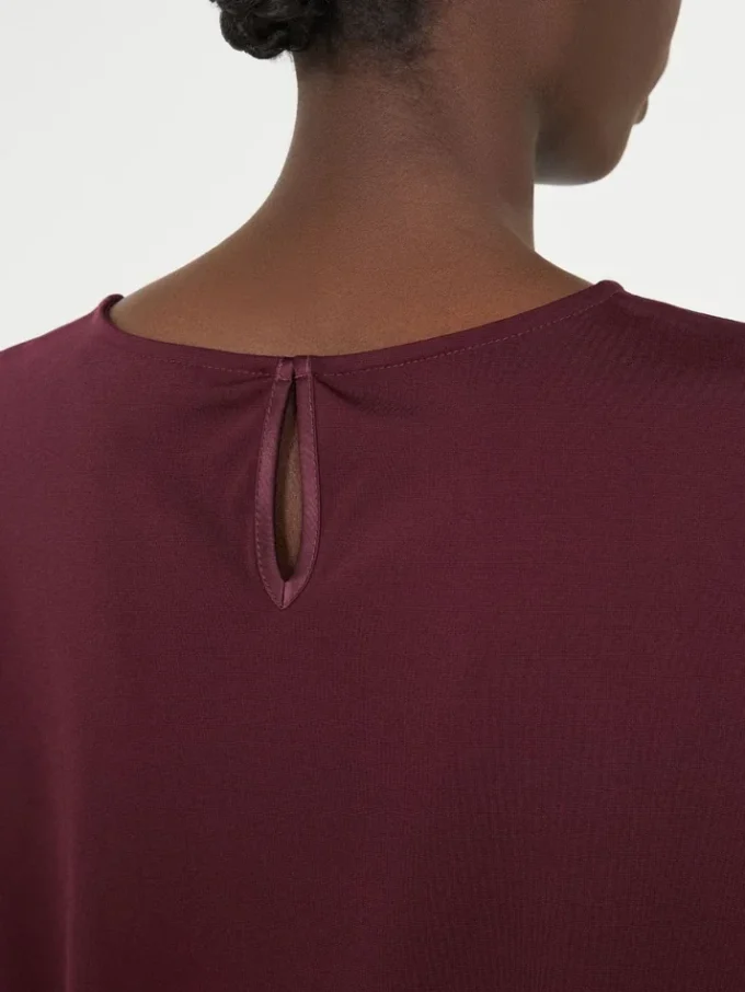 T-shirt em cetim e jersey, cor bordô T-shirt em cetim e jersey, cor bordô