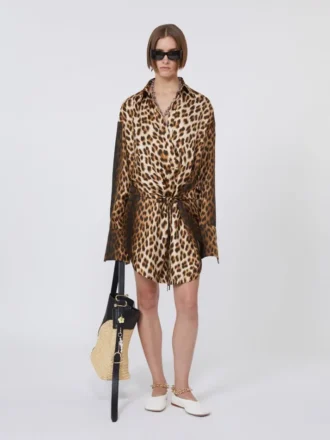 Vestido camisa cruzado em sarja de seda, cor camelo