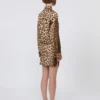 Vestido camisa cruzado em sarja de seda, cor camelo